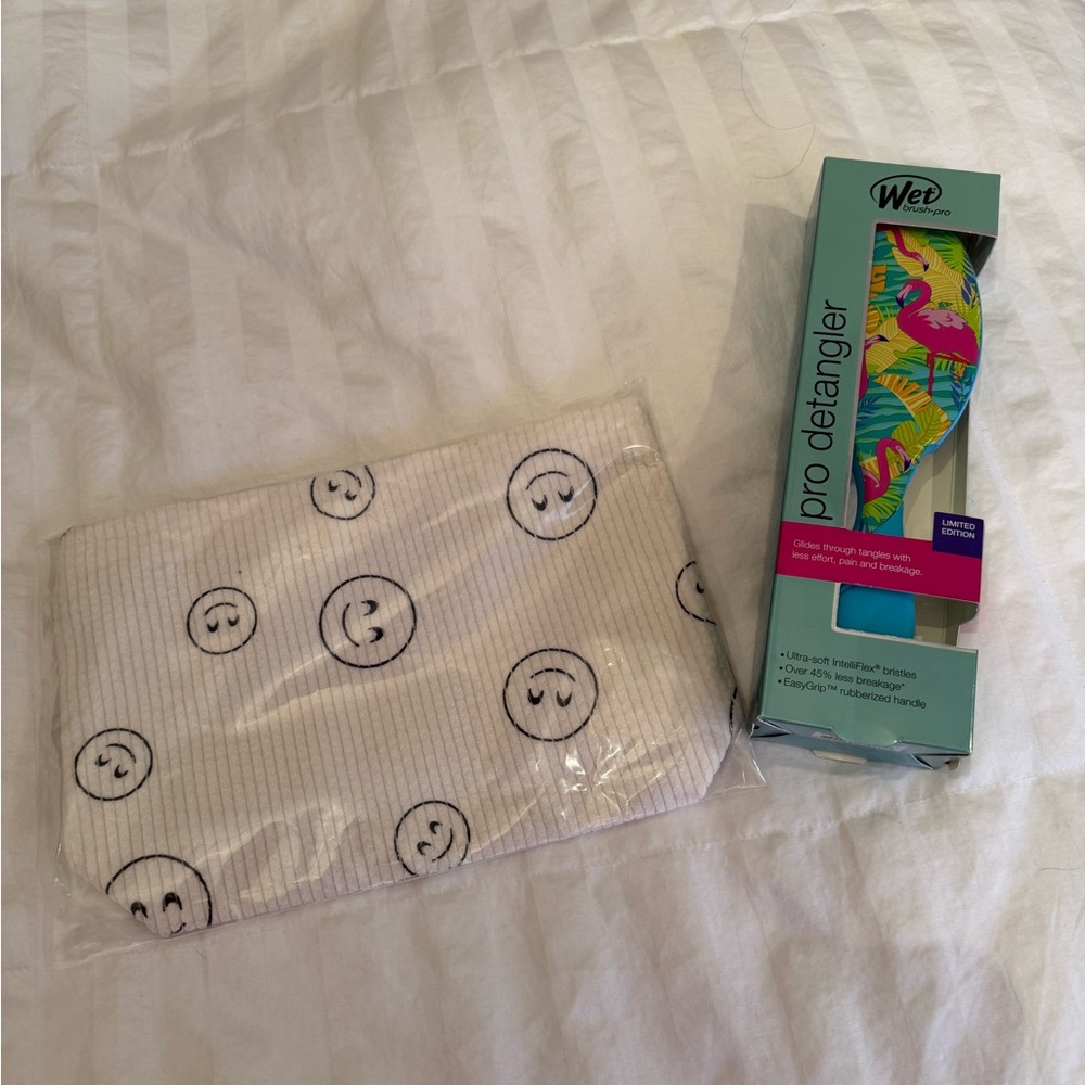 Wet Brush Pro Detangler & Smiley Face Cosmetic Bag